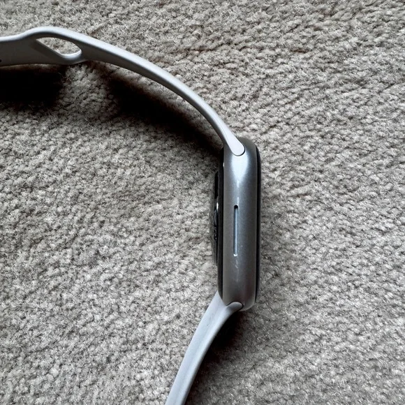 Apple watch, series 9; 45mm with M/L band in color Starlight - Picture 5 of 7